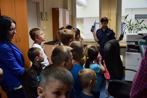 Wizyta uczniów ze szkoły podstawowej w Chrościcach w mińskiej komendzie