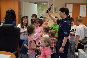 Wizyta uczniów ze szkoły podstawowej w Chrościcach w mińskiej komendzie