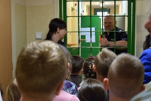 Wizyta uczniów ze szkoły podstawowej w Chrościcach w mińskiej komendzie