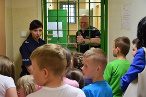 Wizyta uczniów ze szkoły podstawowej w Chrościcach w mińskiej komendzie