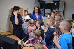 Wizyta uczniów ze szkoły podstawowej w Chrościcach w mińskiej komendzie