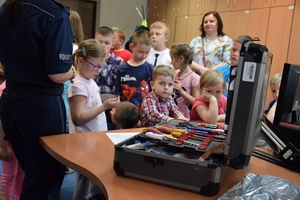 Wizyta uczniów ze szkoły podstawowej w Chrościcach w mińskiej komendzie