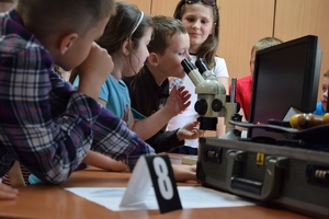 Wizyta uczniów ze szkoły podstawowej w Chrościcach w mińskiej komendzie