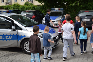 Wizyta uczniów ze szkoły podstawowej w Chrościcach w mińskiej komendzie