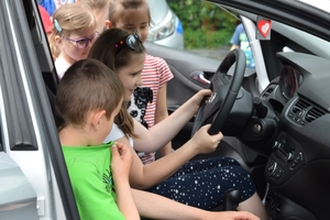 Wizyta uczniów ze szkoły podstawowej w Chrościcach w mińskiej komendzie