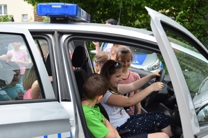Wizyta uczniów ze szkoły podstawowej w Chrościcach w mińskiej komendzie