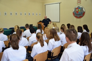 Prezentacja uzbrojenia policji tematem spotkania z klasą policyjną z Mrozów
