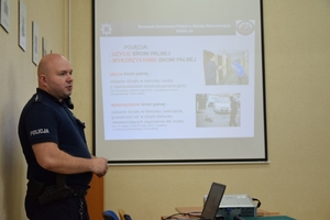 Prezentacja uzbrojenia policji tematem spotkania z klasą policyjną z Mrozów