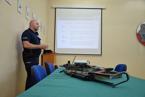 Prezentacja uzbrojenia policji tematem spotkania z klasą policyjną z Mrozów