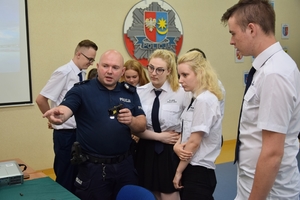 Prezentacja uzbrojenia policji tematem spotkania z klasą policyjną z Mrozów