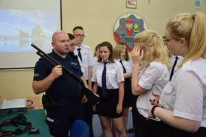 Prezentacja uzbrojenia policji tematem spotkania z klasą policyjną z Mrozów