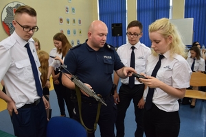 Prezentacja uzbrojenia policji tematem spotkania z klasą policyjną z Mrozów