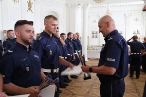 Starszy aspirant Tomasz Wiącek podczas uroczystości wręczenia nagród w Białej Sali KSP