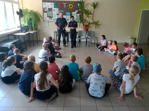 Policjantka i strażnik miejski podczas spotkań z młodzieżą