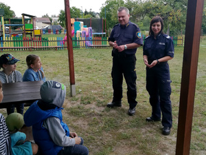 Policjantka i strażnik miejski podczas spotkań z młodzieżą