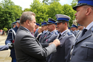 aspirant sztabowy Mariusz Ziubiński podczas odznaczenia srebrnym medalem za długoletnia służbę.