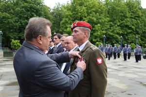 Komendant Oddziału Specjalnego Żandarmerii Wojskowej w Mińsku Mazowieckim płk Tomasz Szoplik podczas odznaczenia złotym medalem za zasługi dla policji.