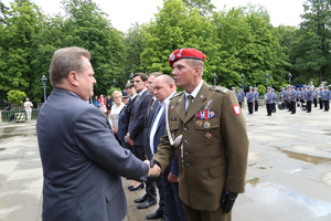 Komendant Oddziału Specjalnego Żandarmerii Wojskowej w Mińsku Mazowieckim płk Tomasz Szoplik podczas odznaczenia złotym medalem za zasługi dla policji.