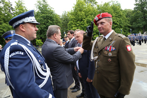 Komendant Oddziału Specjalnego Żandarmerii Wojskowej w Mińsku Mazowieckim płk Tomasz Szoplik podczas odznaczenia złotym medalem za zasługi dla policji.