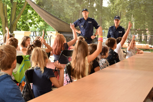 Policjanci prowadzą spotkanie z młodzieżą podczas warsztatów &quot;Wakacje w Pałacu&quot;