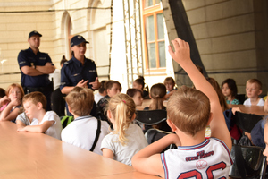 Policjanci prowadzą spotkanie z młodzieżą podczas warsztatów &quot;Wakacje w Pałacu&quot;