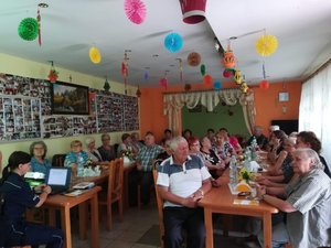 Policjanci podczas spotkania z seniorami