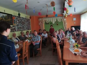 Policjanci podczas spotkania z seniorami