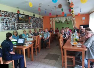 Policjanci podczas spotkania z seniorami