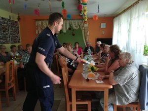 Policjanci podczas spotkania z seniorami