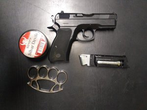 Wiatrówka, śrut oraz kastet zabezpieczony przez policjantów