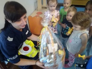 Policjanci na spotkaniu w żłobku