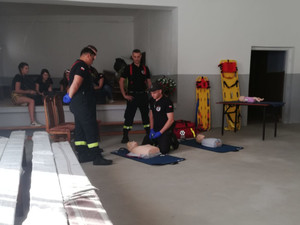 Strażacy i policjanci podczas spotkania z mieszkańcami Wielgolasu