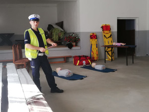 Strażacy i policjanci podczas spotkania z mieszkańcami Wielgolasu