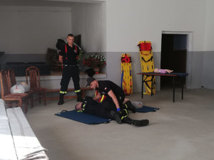Strażacy i policjanci podczas spotkania z mieszkańcami Wielgolasu