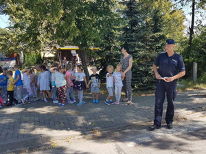 Spotkanie policjanta z dziećmi z klas &quot;0&quot;