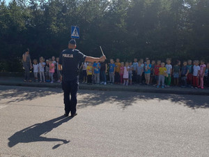 Spotkanie policjanta z dziećmi z klas &quot;0&quot;