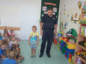 Spotkanie policjanta z dziećmi z klas &quot;0&quot;