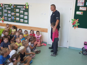 Spotkanie policjanta z dziećmi z klas &quot;0&quot;