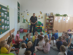 Spotkanie policjanta z dziećmi z klas &quot;0&quot;