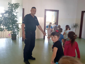 Spotkanie policjanta z dziećmi z klas &quot;0&quot;