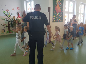 Spotkanie policjanta z dziećmi z klas &quot;0&quot;