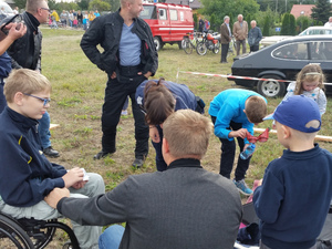 Policjanci na pikniku w Grabinie z okazji Światowego Dnia Pierwszej Pomocy