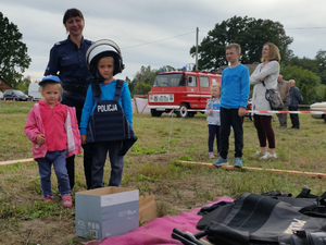 Policjanci na pikniku w Grabinie z okazji Światowego Dnia Pierwszej Pomocy