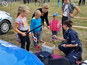 Policjanci na pikniku w Grabinie z okazji Światowego Dnia Pierwszej Pomocy