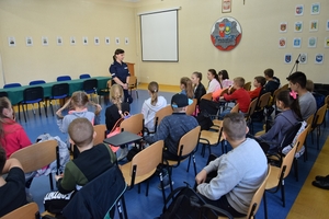 Uczniowie Szkoły Podstawowej w Stojadłach podczas wizyty na komendzie