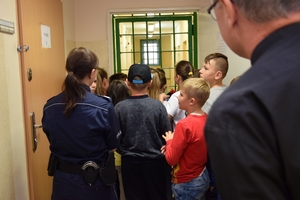 Uczniowie Szkoły Podstawowej w Stojadłach podczas wizyty na komendzie