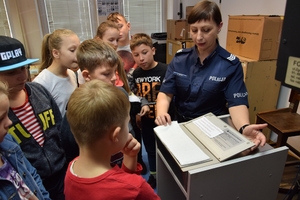 Uczniowie Szkoły Podstawowej w Stojadłach podczas wizyty na komendzie