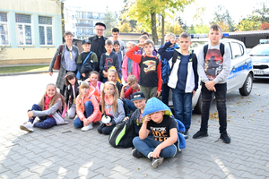 Uczniowie Szkoły Podstawowej w Stojadłach podczas wizyty na komendzie