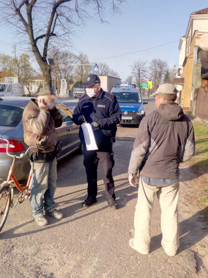 Policjanci wręczają maseczki mieszkańcom Mrozów i Kałuszyna