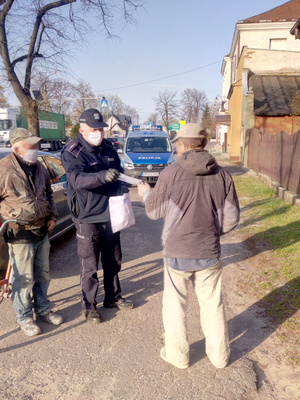 Policjanci wręczają maseczki mieszkańcom Mrozów i Kałuszyna